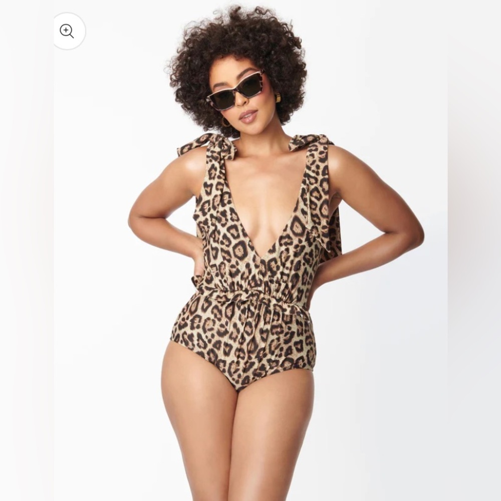 Unique Vintage NWT Leopard Print Plunge One‎ Piece Swimsuit